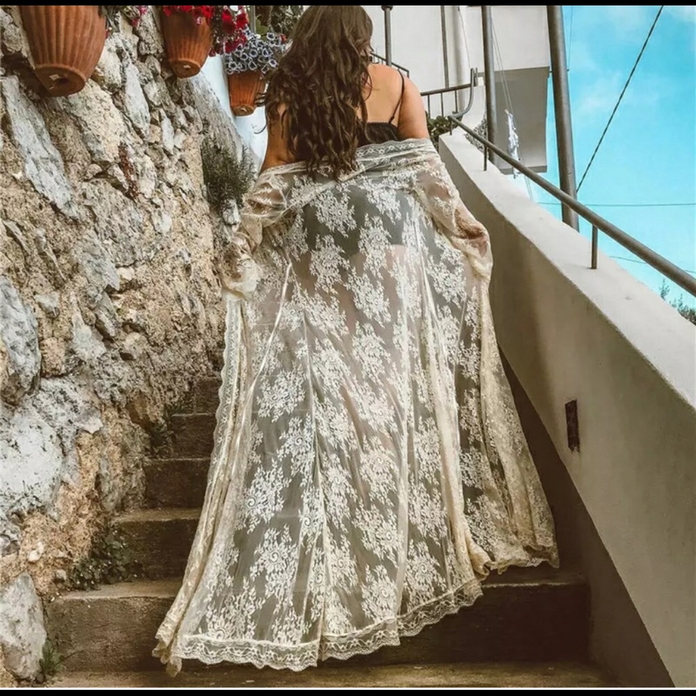 ❤️💋🌸🐝 Elegant White Lace Kimono‼️🥰 - Picture 2 of 8